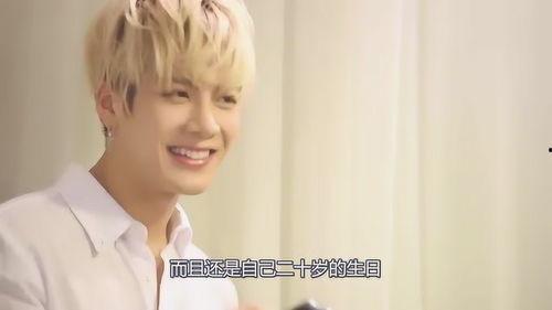 王嘉尔爆料谈恋爱视频,甜蜜瞬间引粉丝热议